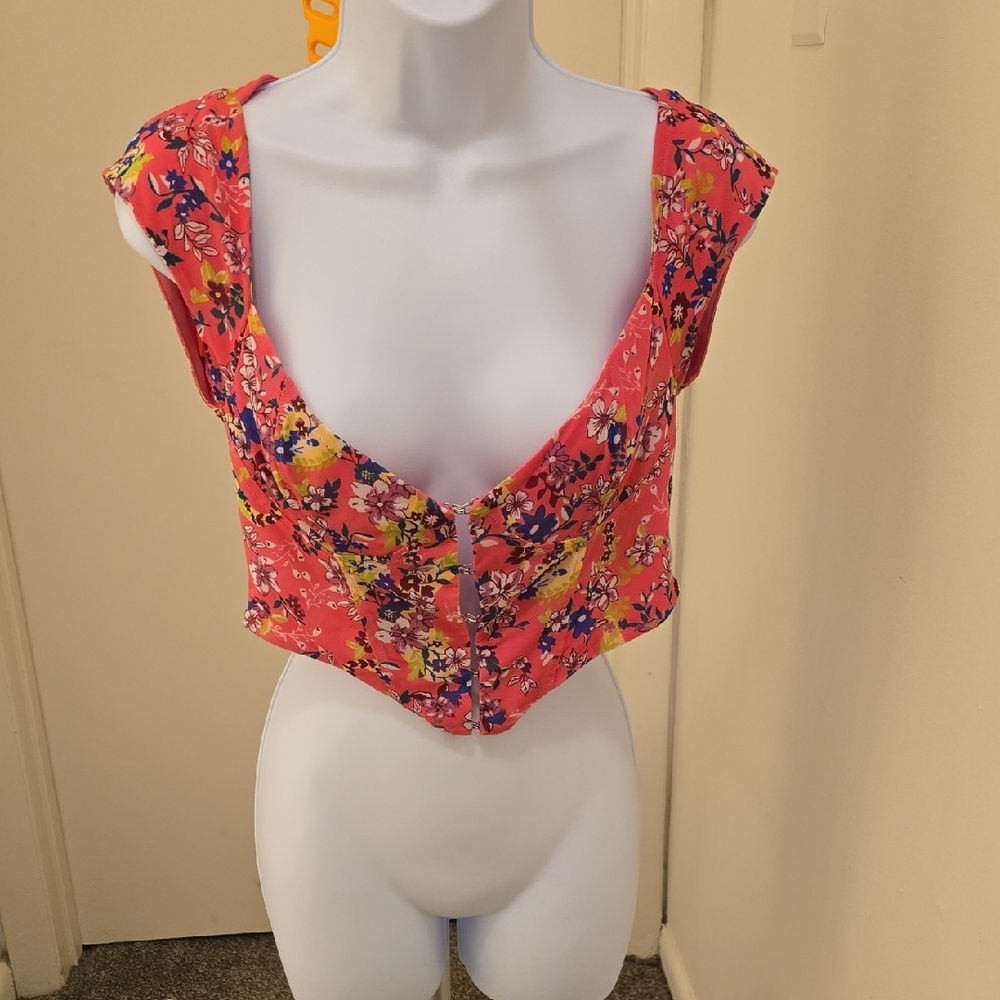 $5 - MUST BUNDLE - NWOT AFRM Coral Floral Button-Front V-Neck Crop Top